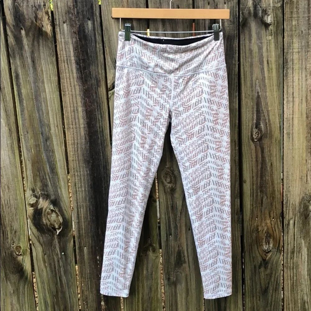 VS Knockout legging white w/ chevron print, sz S